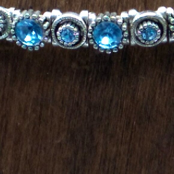 Soft Blue Faceted Crystal Glass Silver-tone Stretch Bracelet - Picture 2 of 15